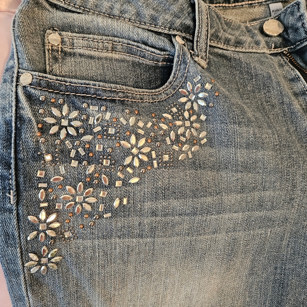 Jennifer Lopez denim shorts w/bling size 6  great condition